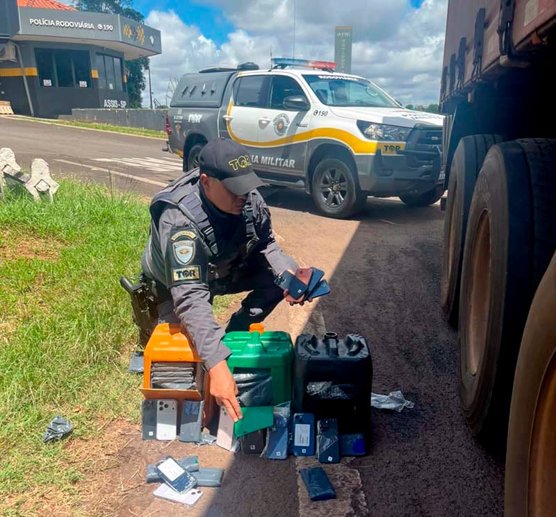Polícia Rodoviária de Assis apreende celulares escondidos em eixos de caminhão