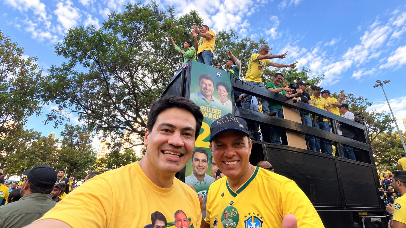 Igor Franco em moto carreata com Flávio Bolsonaro e Gayer em Goiânia