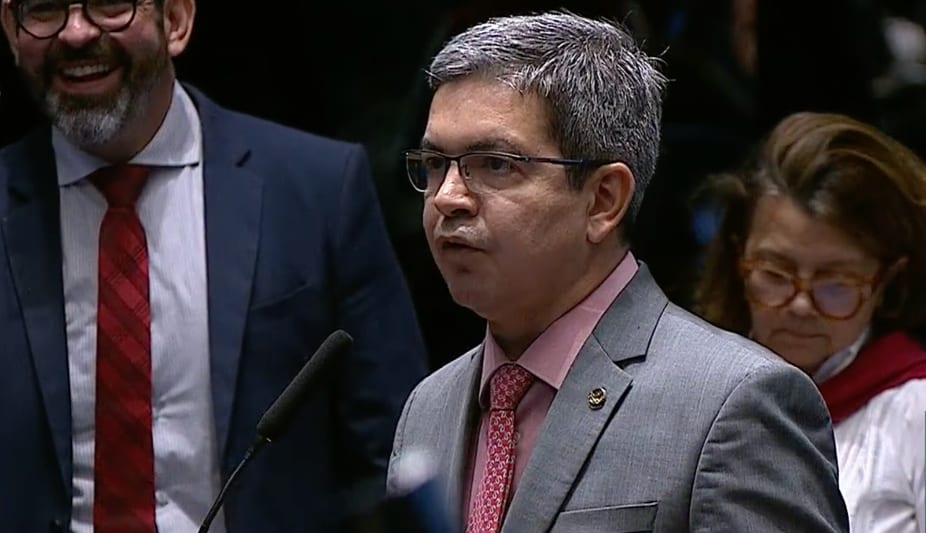 "Até dia 25, faz o L", diz Randolfe após apoio de Flávio ao fim da 6 X 1