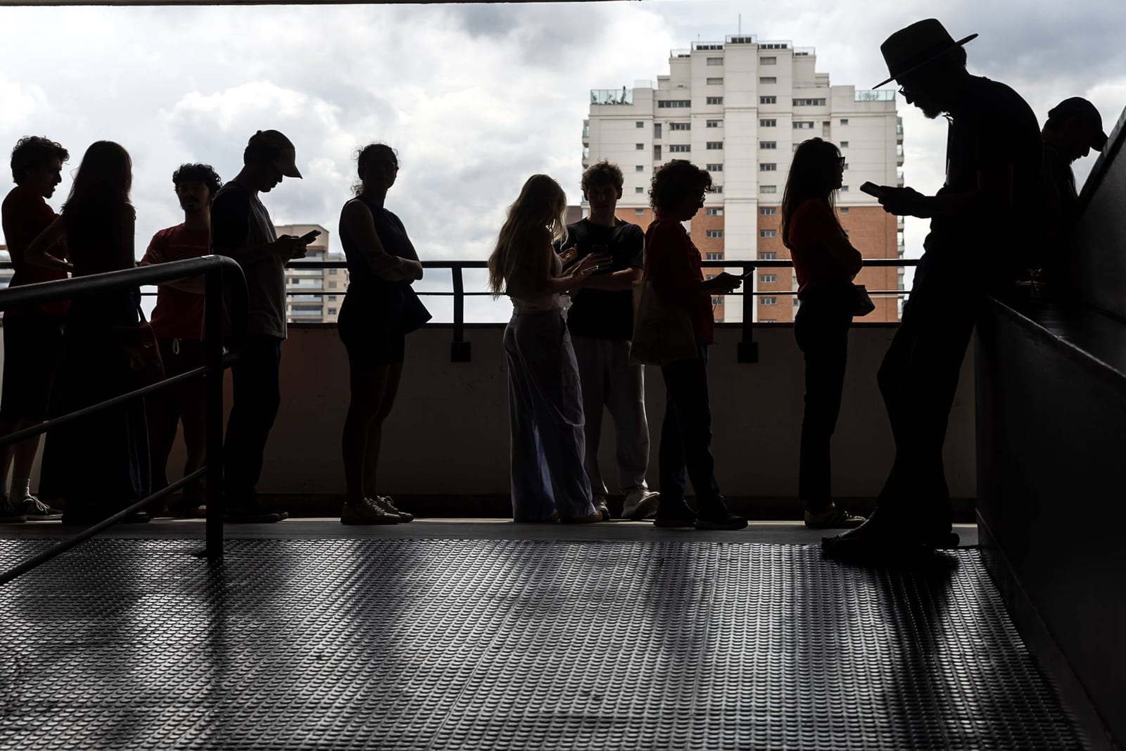 Abstenção cai entre jovens, idosos e menos instruídos no 1º turno, segundo TSE