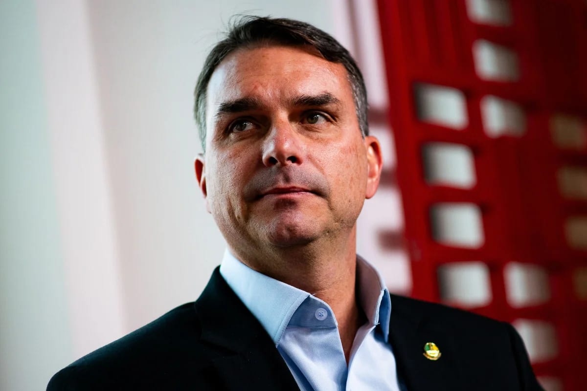 Após visitar Bolsonaro, Flávio recua e diz que votará pelo fim da 6×1