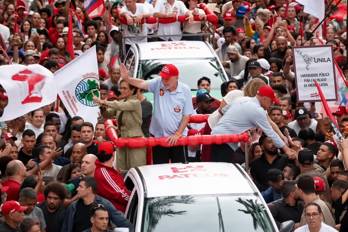 Lula pede calma a apoiadores em ato na Praça da Liberdade, em BH