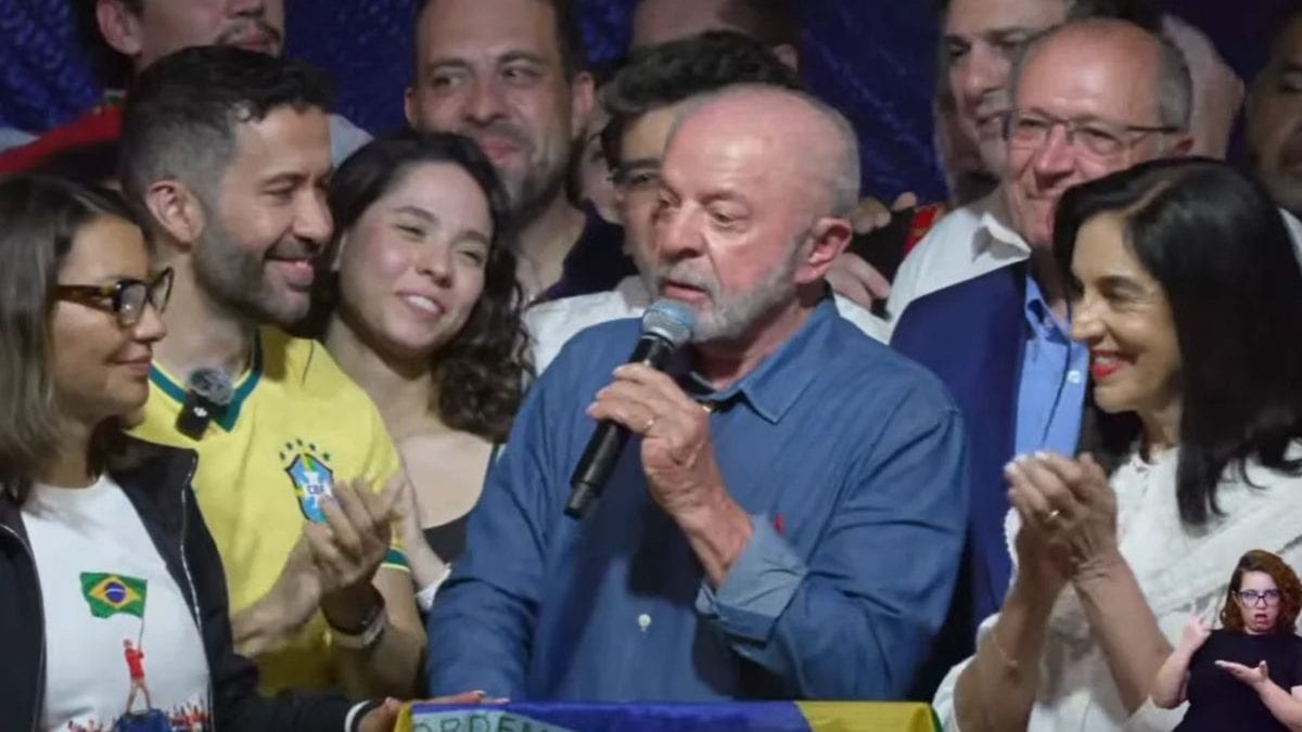 Lula faz 1º discurso após vitória contra Flávio e manda recado às big techs: ‘Vamos ter que regulá-las’