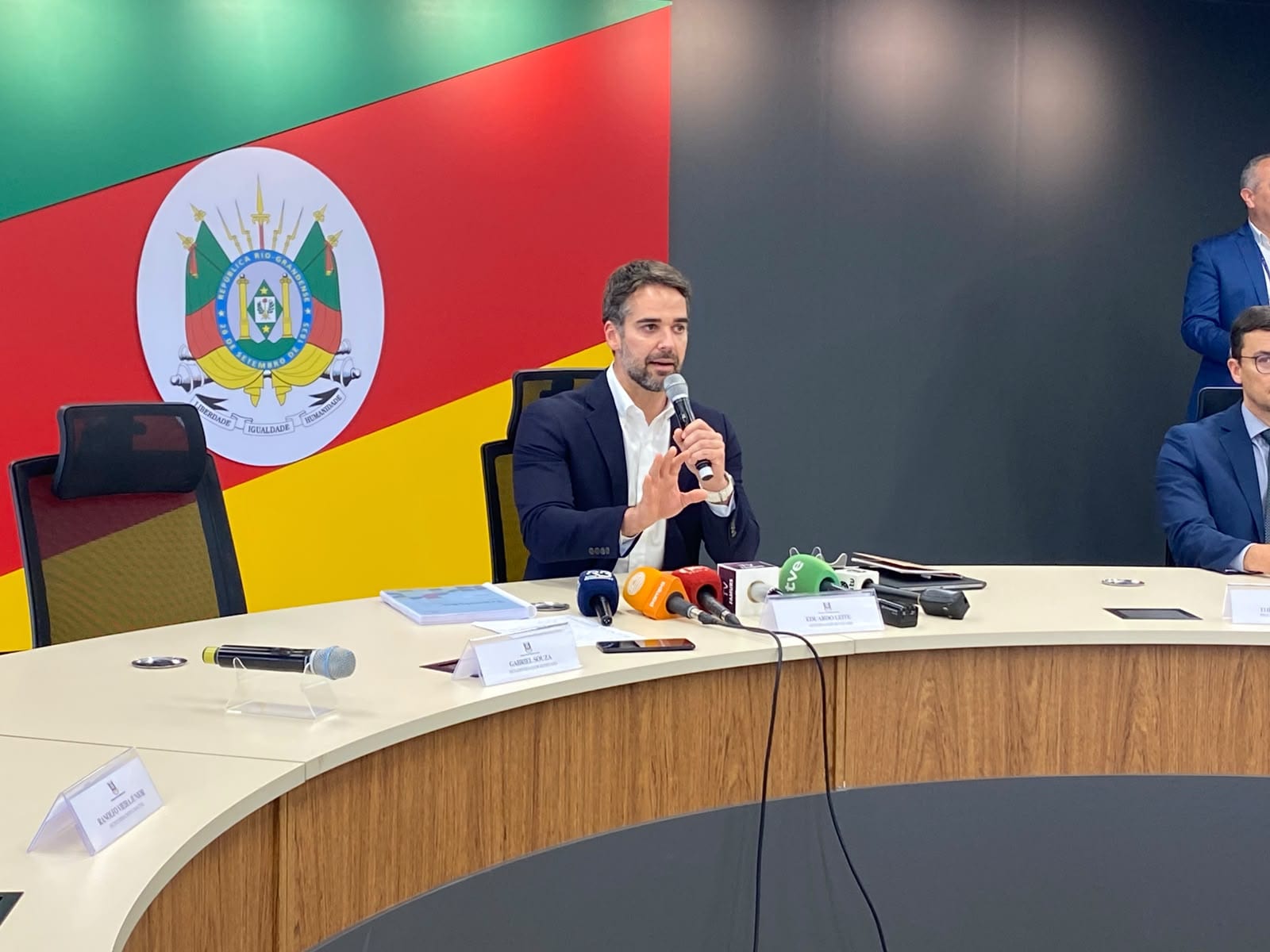 Eduardo Leite destaca transparência em transição de governo do RS a Luciano Zucco