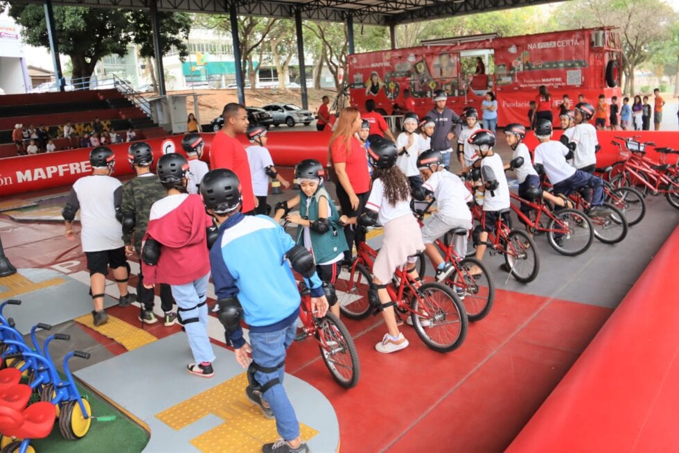 Programa gratuito de educação no trânsito atende crianças no Parque do Povo, em Presidente Prudente