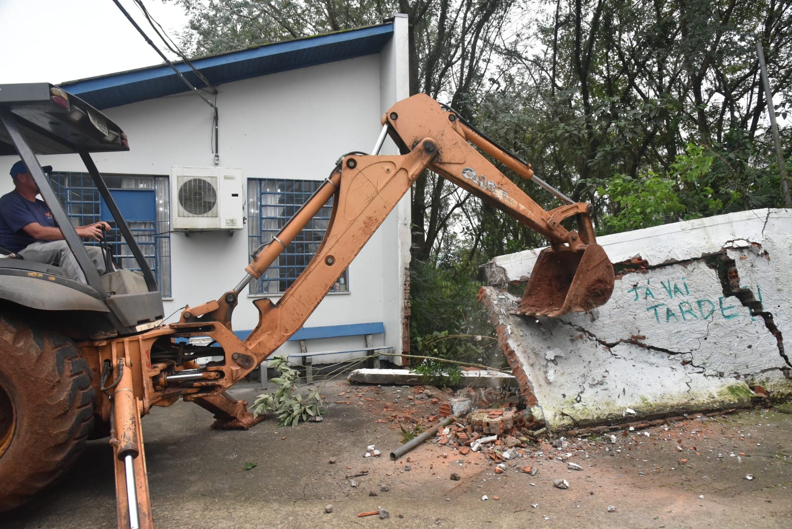 Escola Bom Jesus derruba muro e terá nova área verde