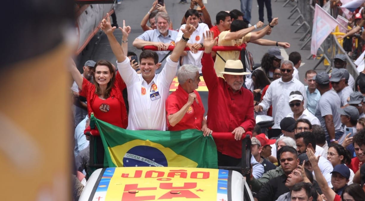Lula caminhou no Recife e ergueu cartaz com ‘fim das bets’