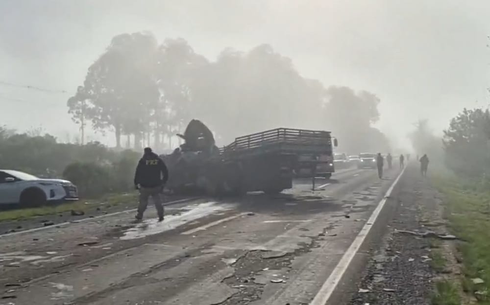 Acidente entre duas carretas deixa motorista morto na BR-290, em São Gabriel