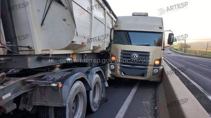 Colisão entre carretas interdita Rodovia Raposo Tavares em Ourinhos