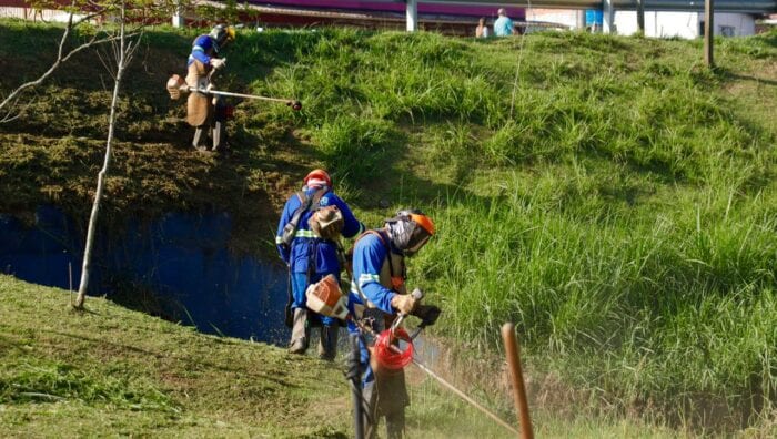 Meio Ambiente faz mutirão de zeladoria em praças por toda a cidade