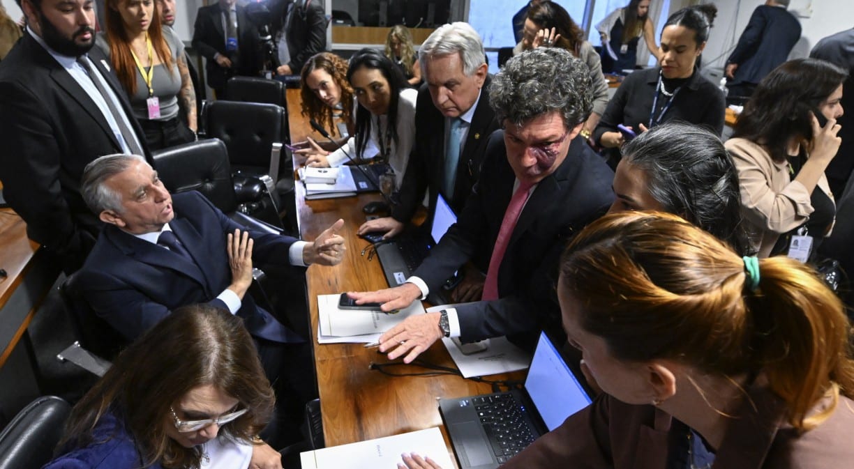 ‘MP das blusinhas’: comissão adia votação mais uma vez e retoma reunião nesta quarta