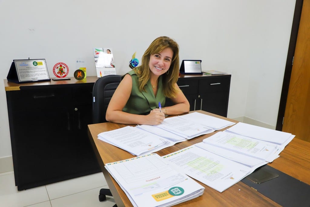 Flávia Moretti sanciona lei que reestrutura Conselho da Pessoa Idosa em Várzea Grande