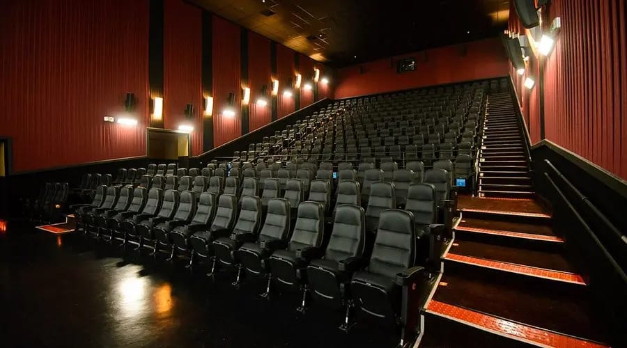 Lei obriga sessões de cinema adaptadas mensais para pessoas com TEA em Palmas