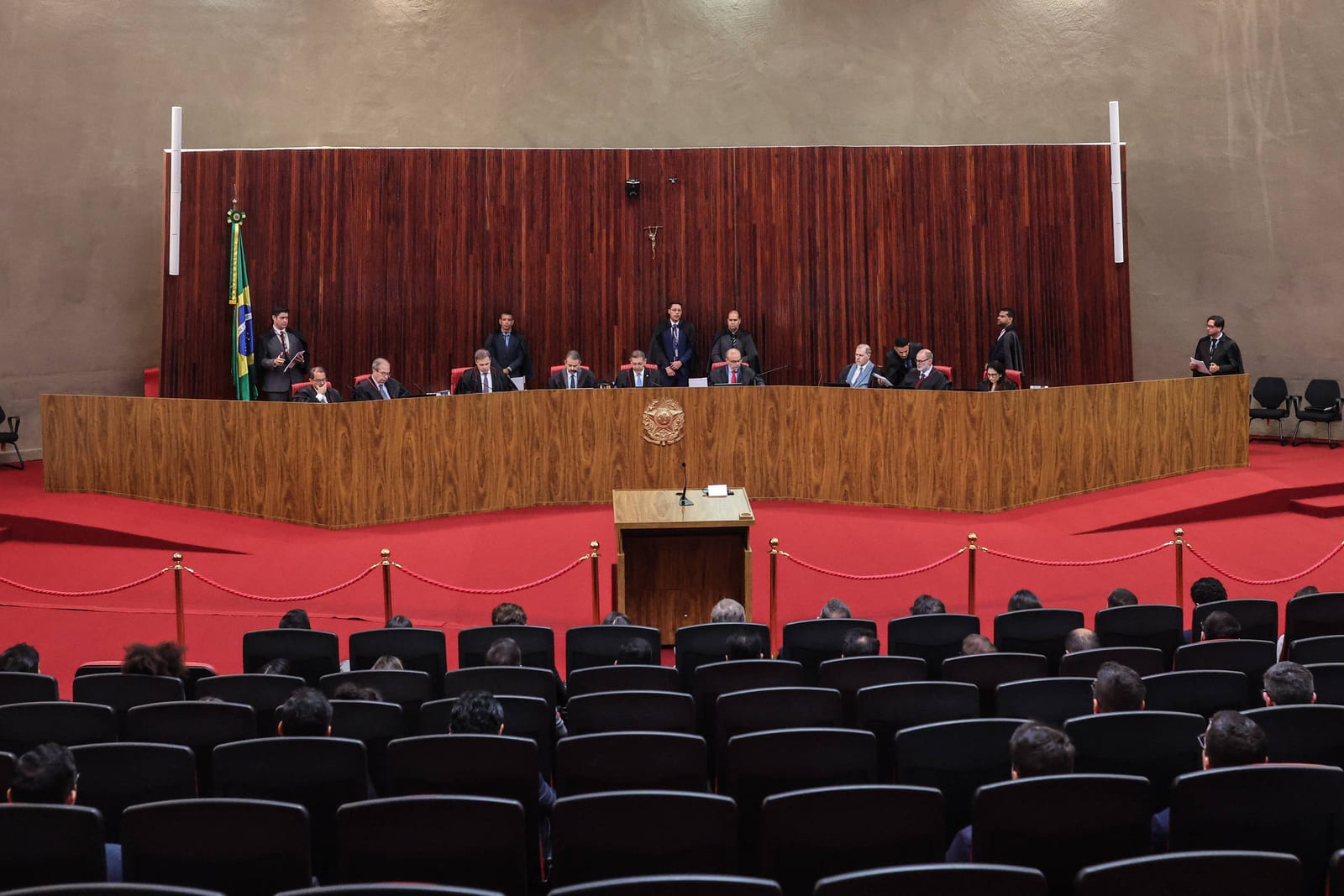 TSE decide que condenados por violência contra a mulher são inelegíveis e vai enviar proposta ao Congresso