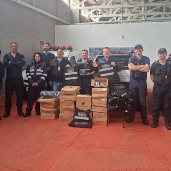 Agentes de trânsito de ijuí recebem novos equipamentos para o trabalho nas ruas