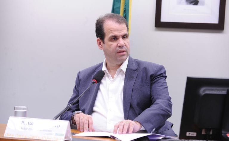 Projeto exige indicação da cor nas etiquetas de roupas (PL 2056/26)