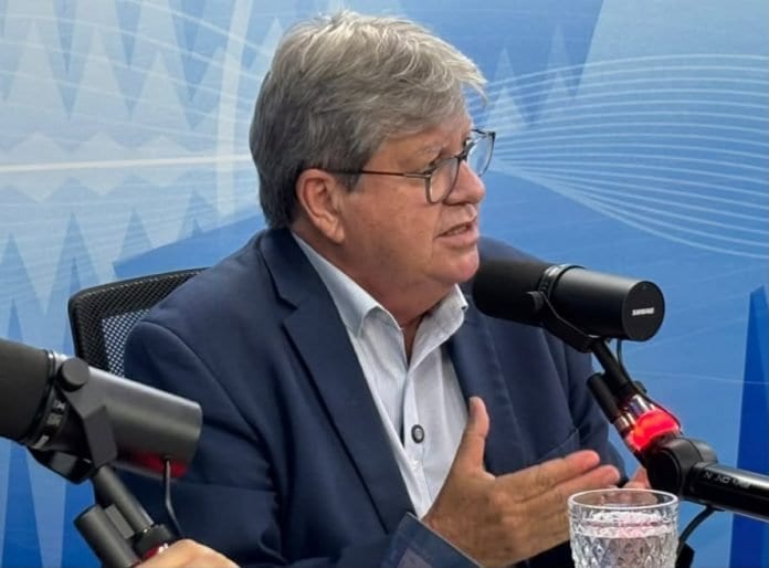 João Azevêdo acusa neutralidade no 2º turno: “Líder não pode ficar em cima do muro”