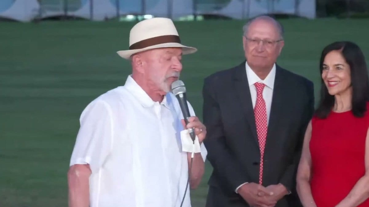 “Lambe-bota dos Estados Unidos”, dispara Lula sobre ida de Flávio Bolsonaro para os Estados Unidos