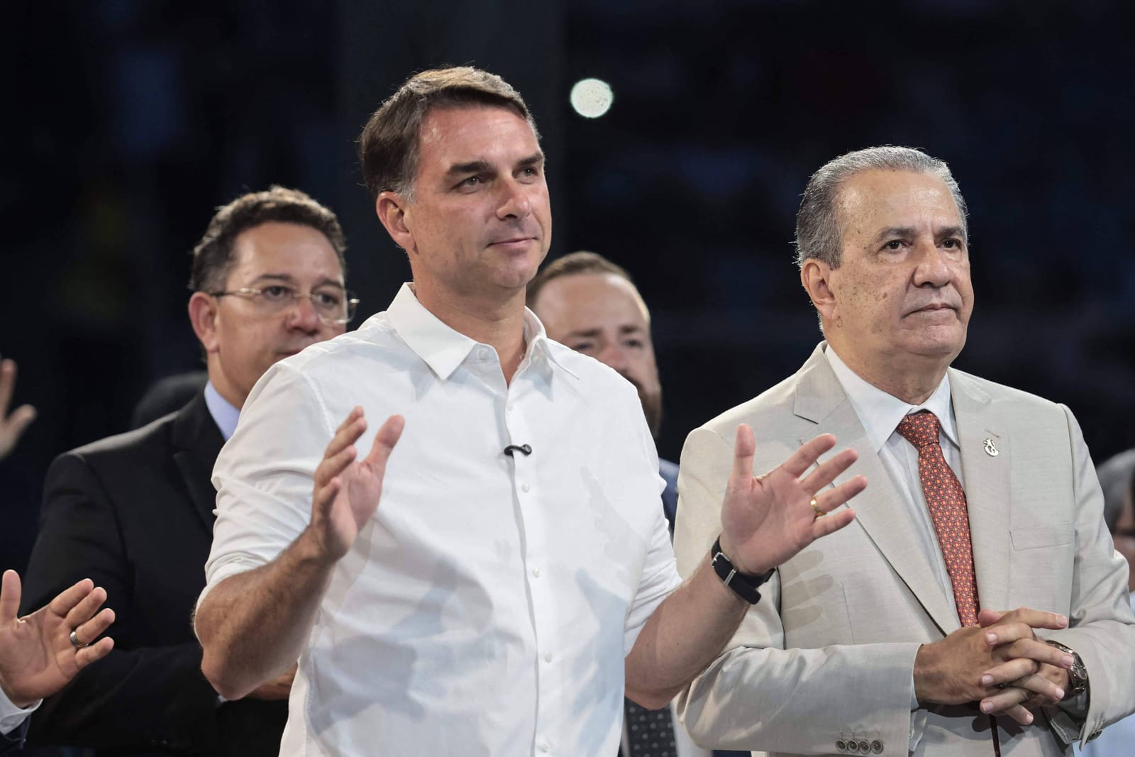Aliados de Flávio reagem a carta de Lula aos evangélicos e convocam pastores por 'clamor à nação'