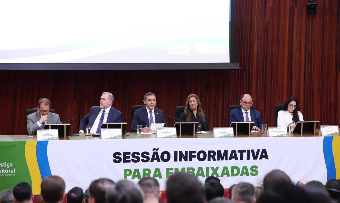 Cármen Lúcia defende segurança das urnas eletrônicas em encontro com embaixadores