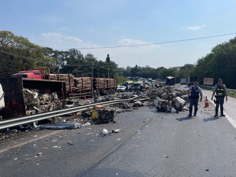 Motorista morre em colisão entre carreta e caminhão na Raposo Tavares