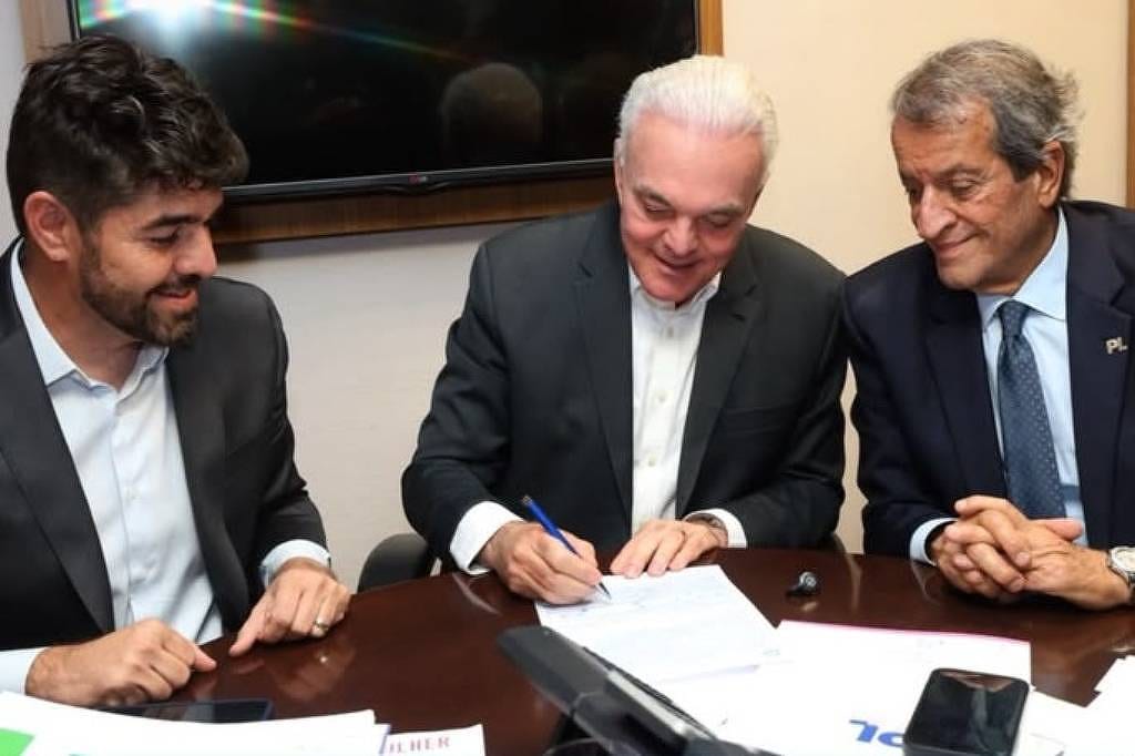 PL vê onda de direita após 1º turno, filia prefeito mineiro e tenta ofensiva nacional