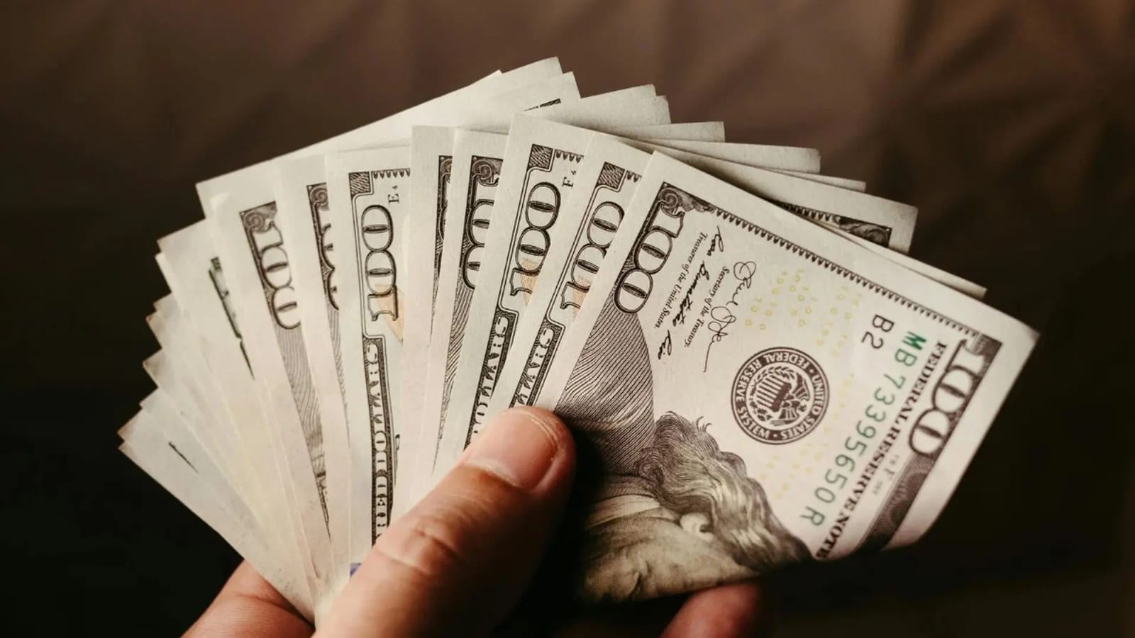 Dólar cai para R$ 5,35, mas Ibovespa encerra pregão em queda após eleições
