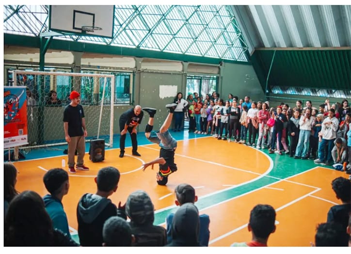 Irmãos levam dança urbana a escolas de Valparaíso