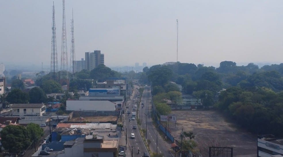 Manaus (AM): Fumaça encobre a cidade pelo terceiro dia consecutivo. Entenda os impactos.