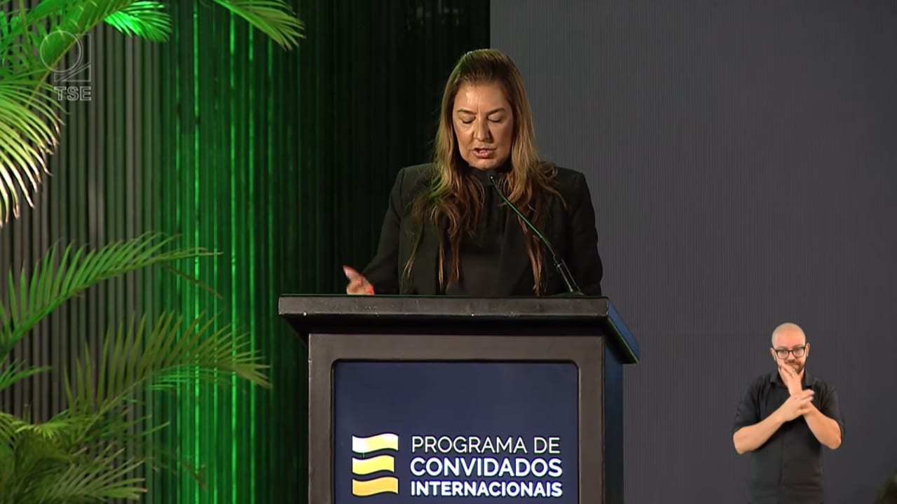 Renata Gil: "Democracias maduras não têm medo de serem observadas"