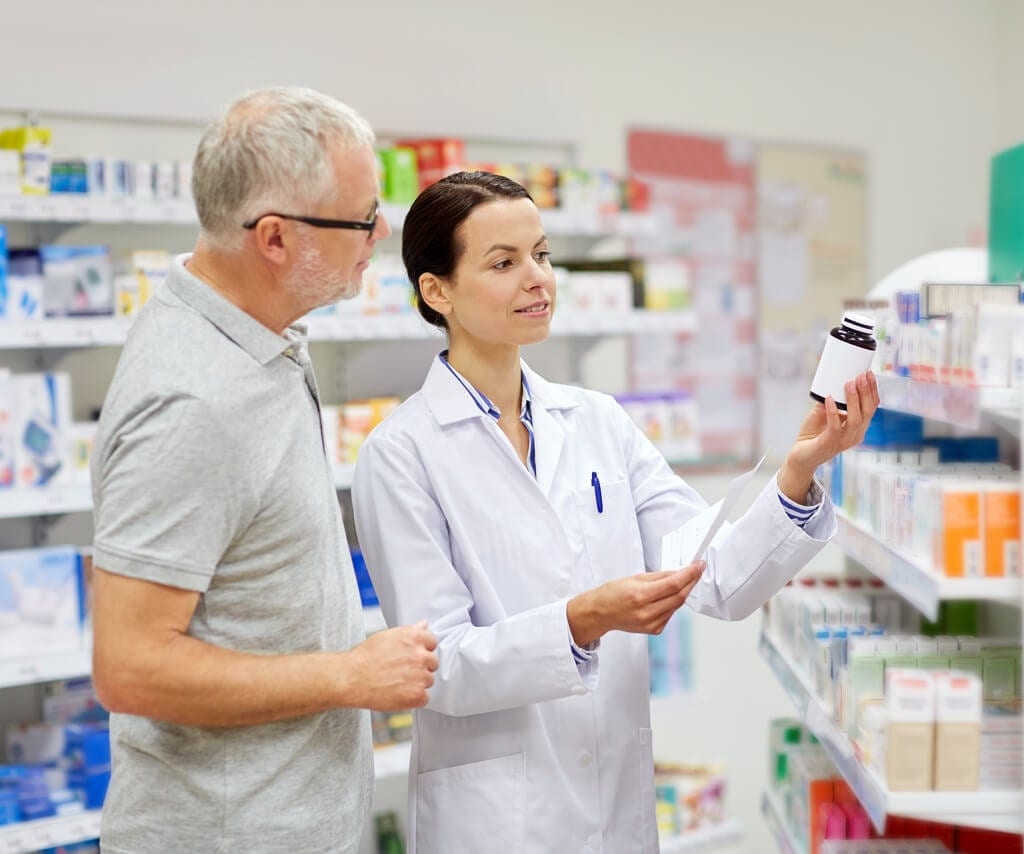 PL fixa piso de R$ 6.500 para farmacêuticos; municípios alertam impacto
