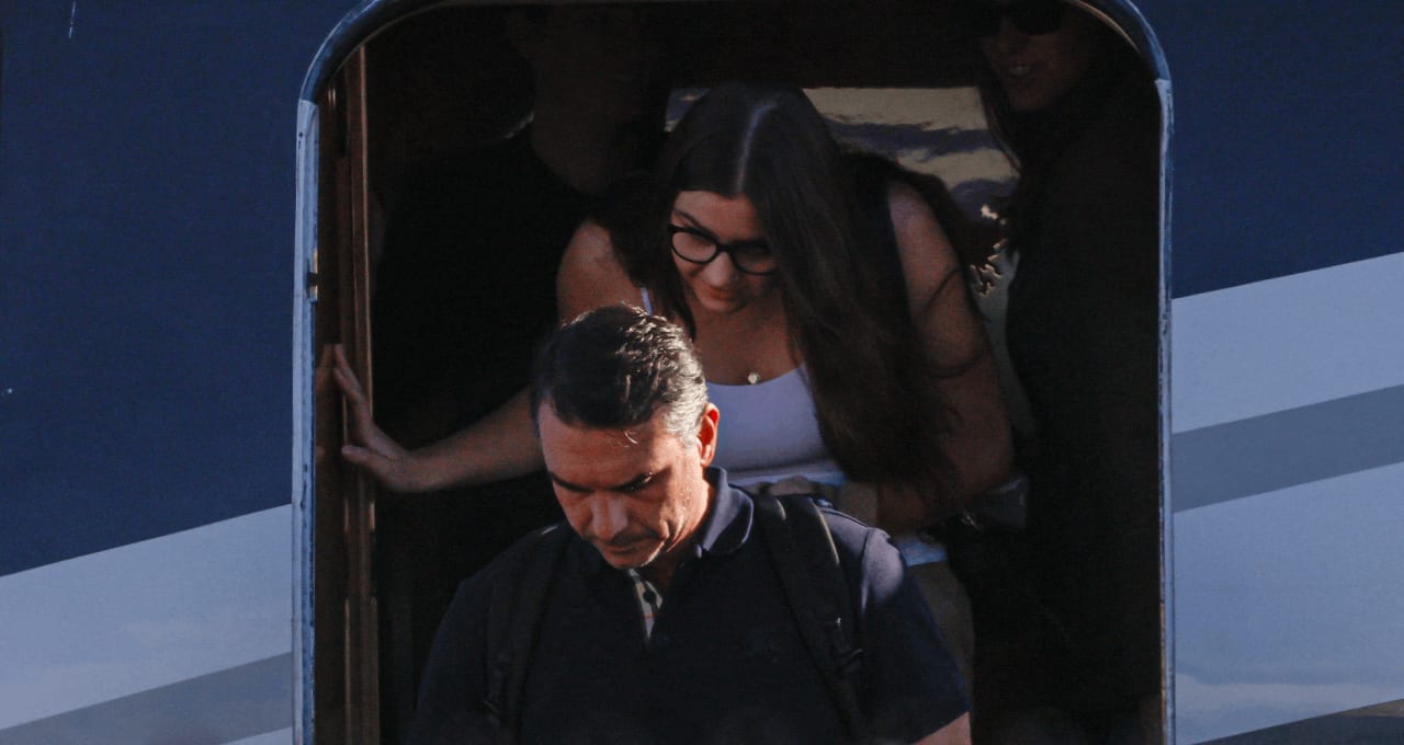 Flávio Bolsonaro chega a Miami com esposa e filhas após eleições; entenda a rota de fuga do senador