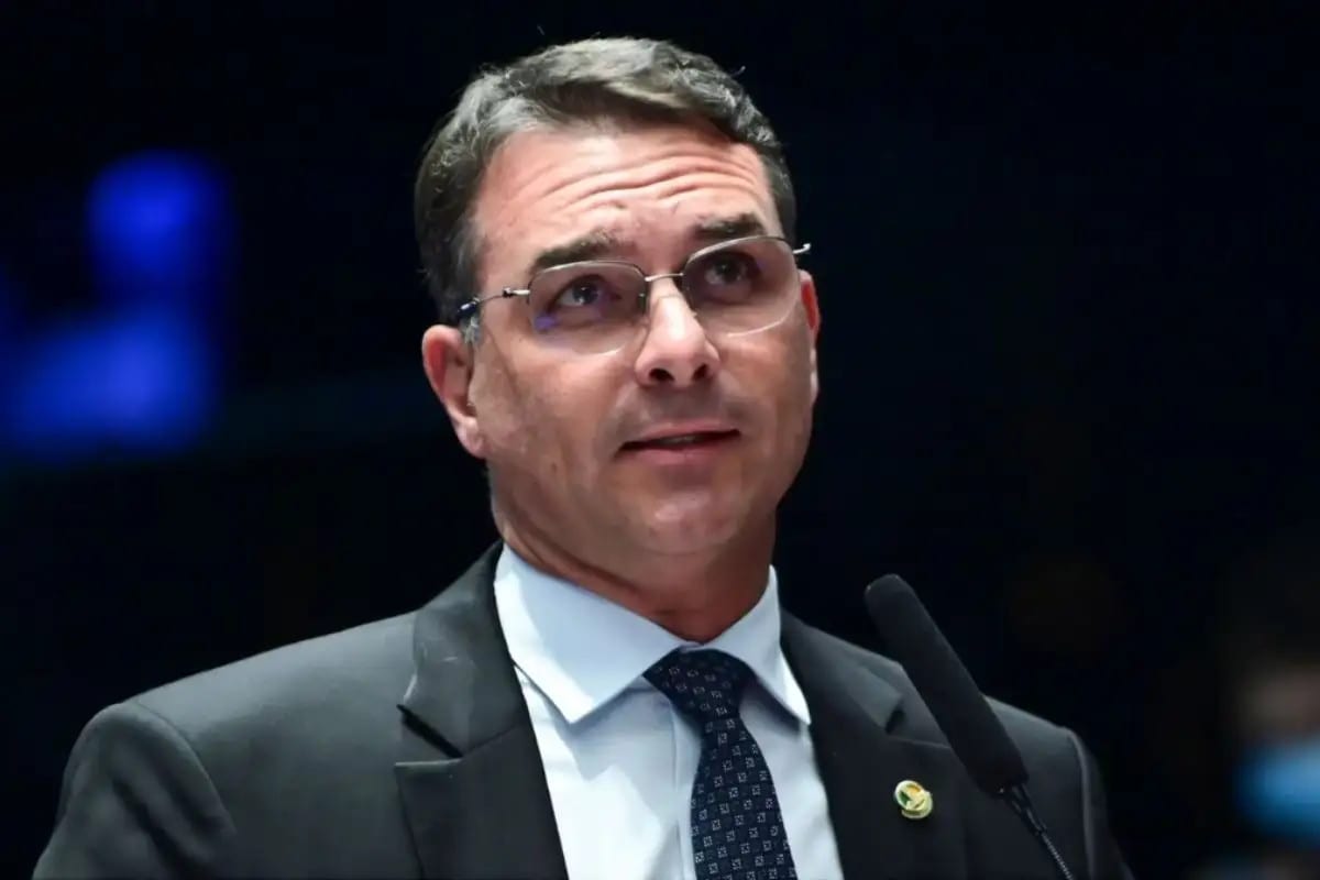 Flávio Bolsonaro teria despistado seguranças do Senado antes de deixar o Brasil