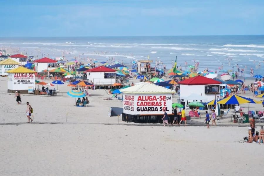 Torres autoriza instalação de quiosques na faixa de areia até maio de 2027