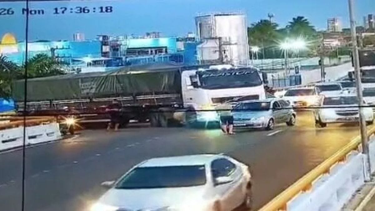 Colisão entre caminhão e carro deixa trânsito lento no viaduto do DIA, em Aracaju