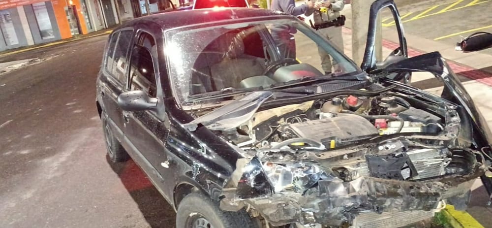Colisão entre Clio e Fox deixa motorista ferida no Centro de Cachoeira