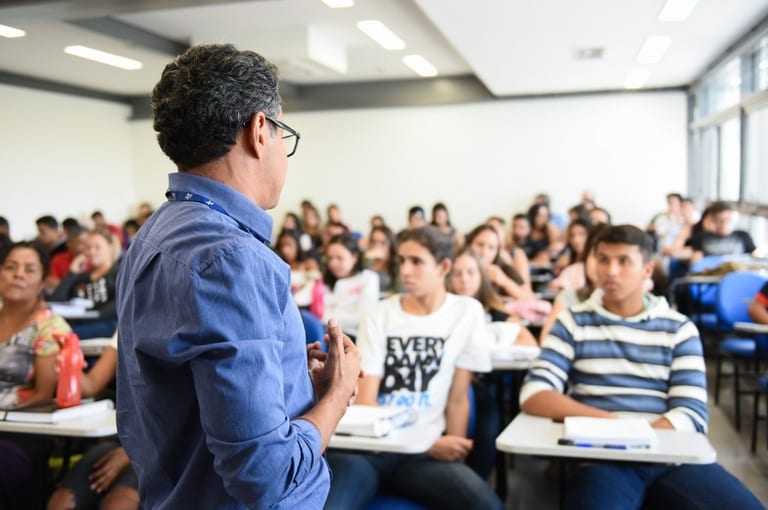 Rede de universidades federais acolhe educadores vítimas de violência profissional