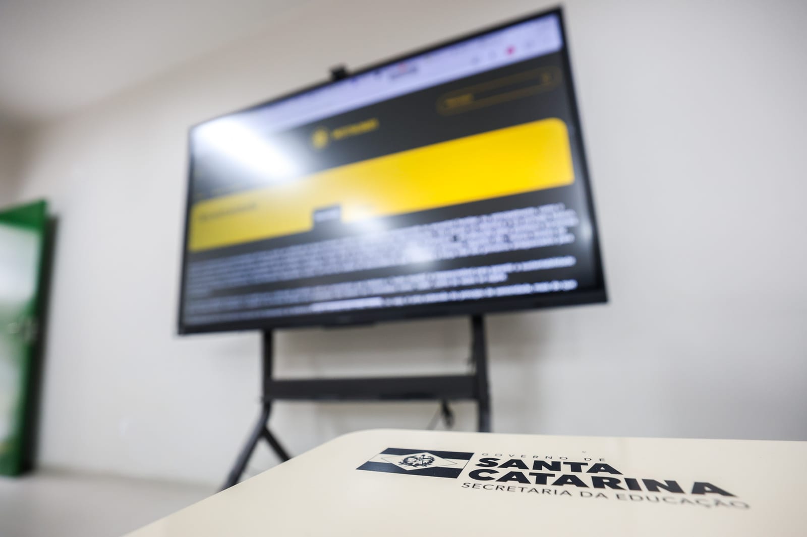 Governo de Santa Catarina entrega 533 telas interativas a escolas da rede estadual