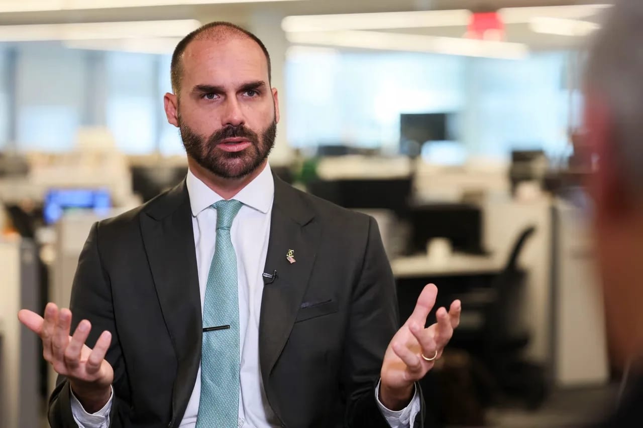 TSE determina retirada de posts de Eduardo Bolsonaro