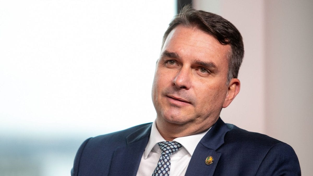 Flávio Bolsonaro apagou da carta o trecho em que se dizia ‘verdadeiro presidente eleito’: veja o que mudou entre as duas