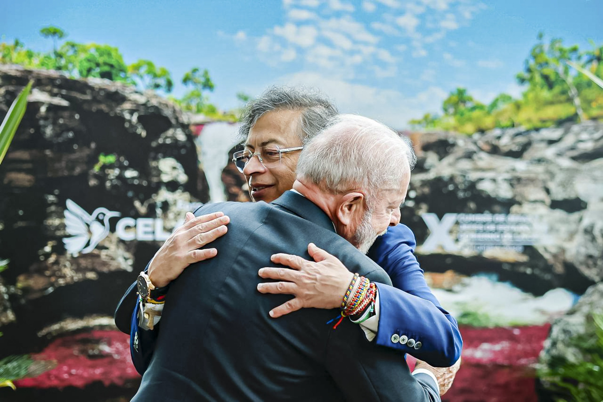 Lula se despede de Petro antes da posse na Colômbia