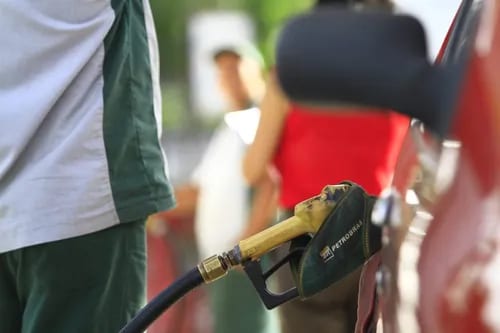Governo zera impostos sobre gasolina por 30 dias e amplia subsídios a combustíveis