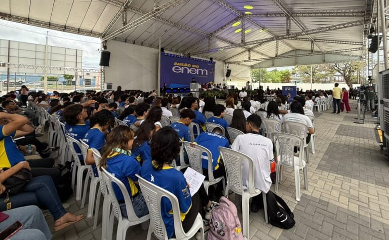 MEC faz aulão com 2 mil alunos em Fortaleza para o Enem 2026