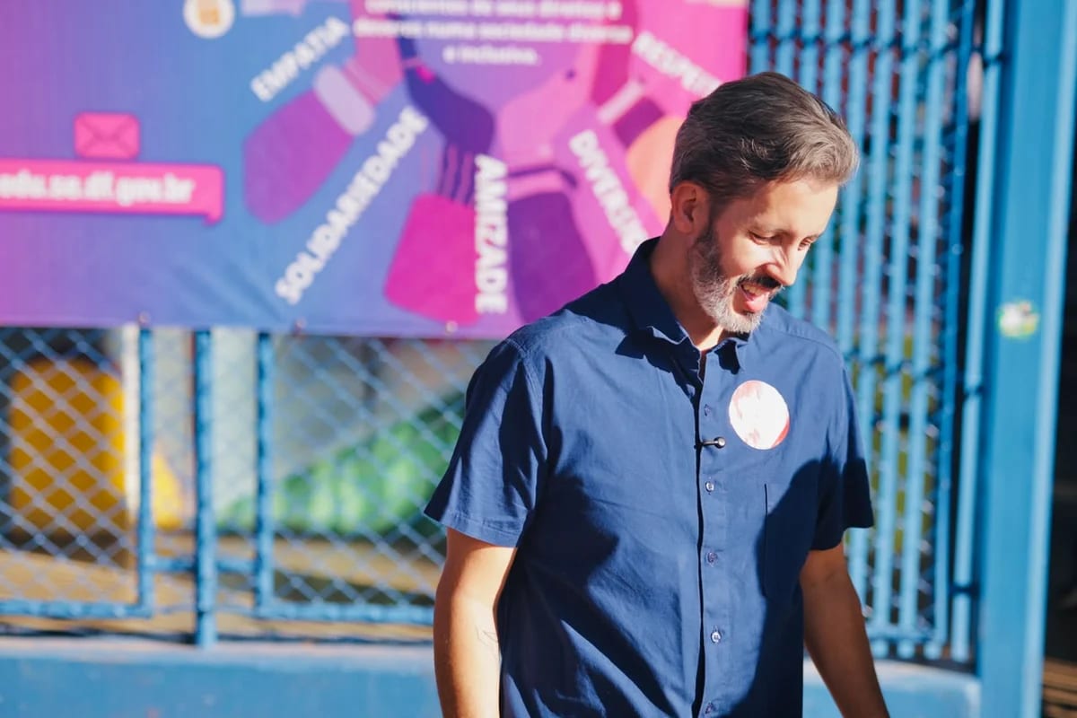 Leandro Grass participa de ato com professores na Praça do Buriti