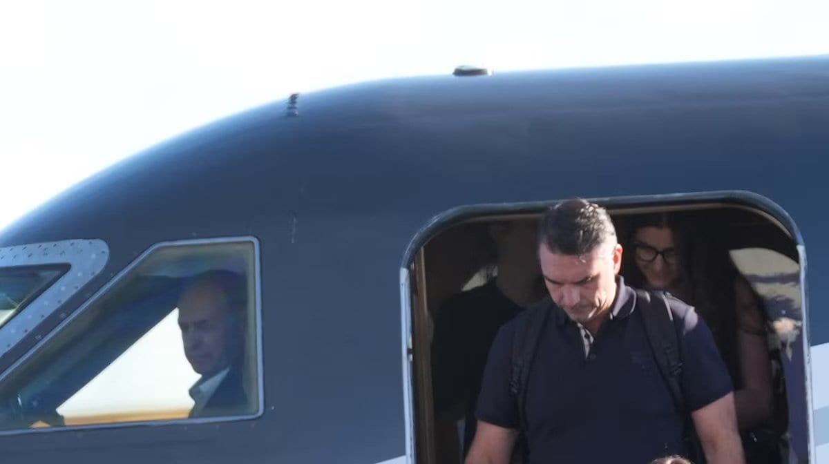 PF diz que Flávio Bolsonaro não é considerado foragido e descarta prisão automática