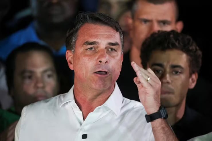 Asilo político e pedido de prisão: o que pode acontecer após fuga de Flávio