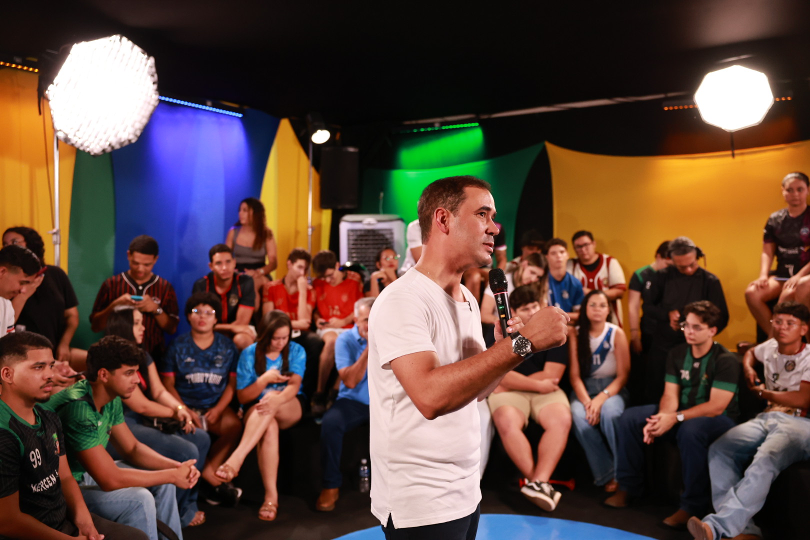 Vicentinho Júnior debate propostas com universitários no Tocantins