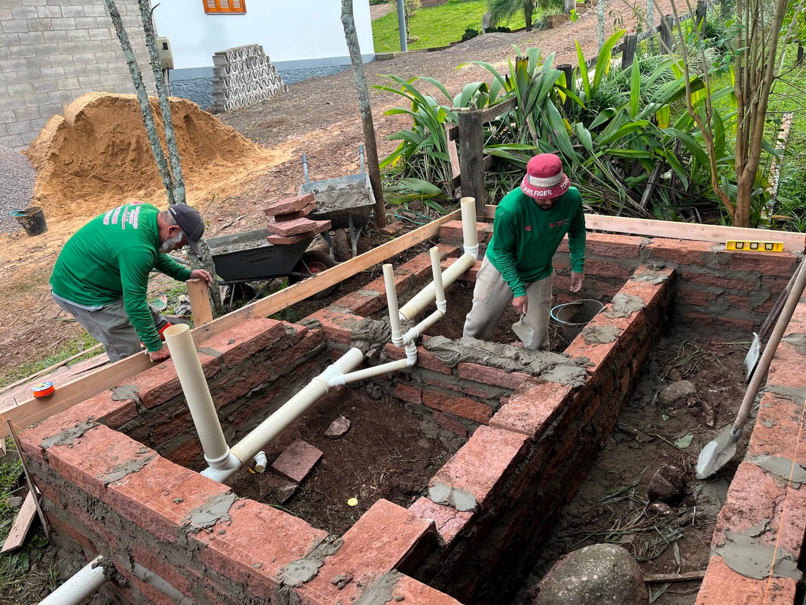 Começaram as obras dos banheiros da Escola do Chimarrão