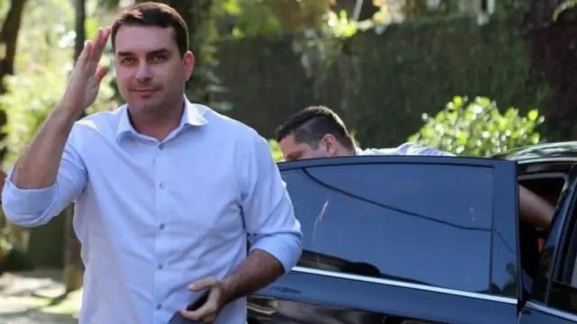 Imprensa argentina relata possível saída de Flávio Bolsonaro do Brasil após restrição judicial