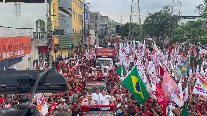 Caminhada de campanha de Lula atrai milhares de apoiadores e lideranças políticas a Ipatinga